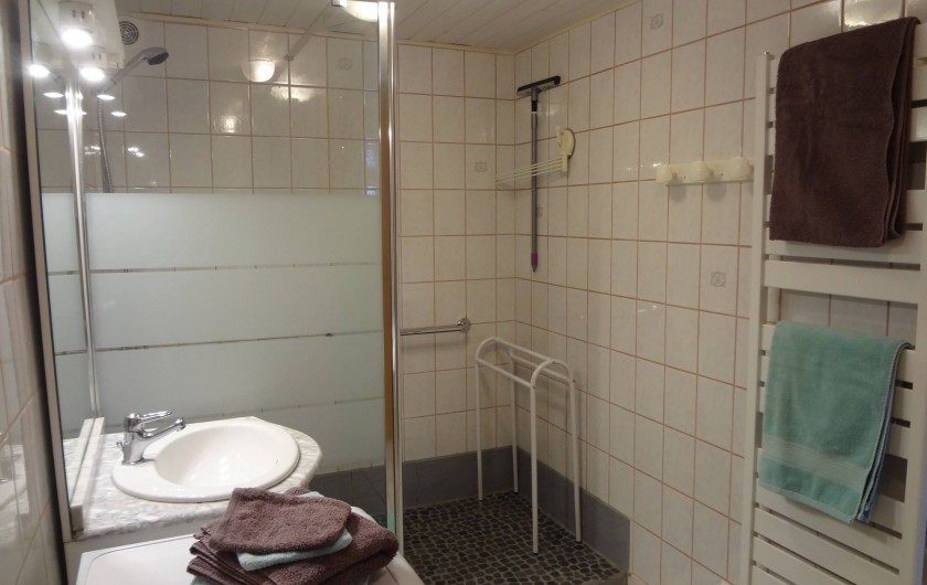 Location de vacances - Gîte à Orbey - La salle de bain avec douche à l'italienne.