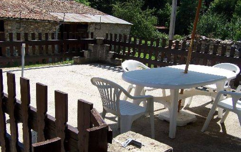 Location de vacances - Villa à Belcaire - Terrasse face à la montagne