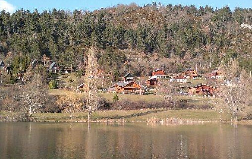 Location de vacances - Villa à Belcaire - lac situé dans le village 500m du gîte
