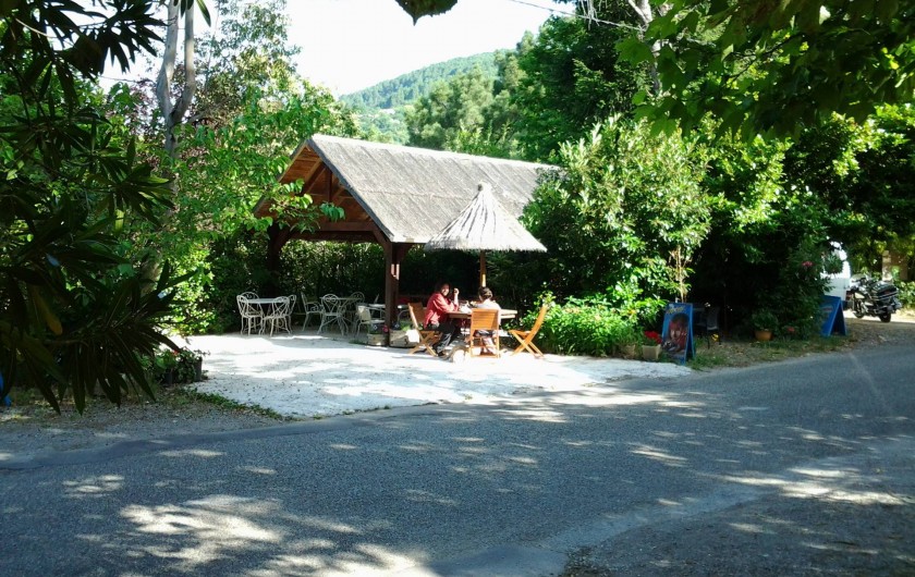 Location de vacances - Hôtel - Auberge à Malarce-sur-la-Thines - Paillote en face de l'hôtel
