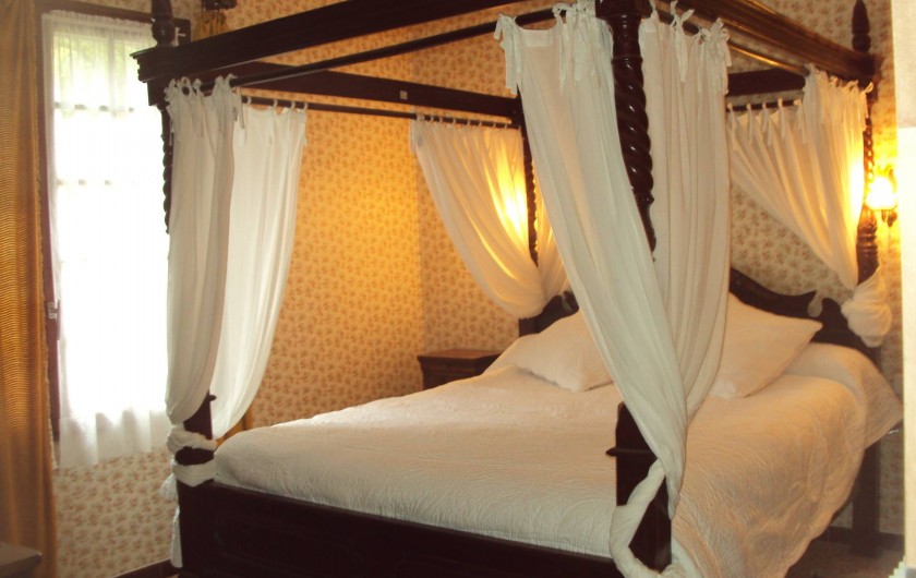 Location de vacances - Hôtel - Auberge à Malarce-sur-la-Thines - chambre 6
 lit à baldaquin