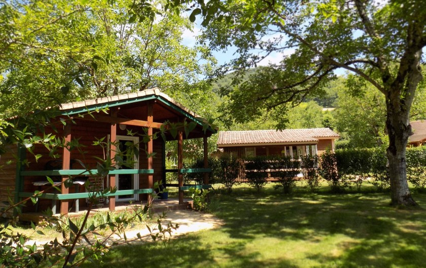 Location de vacances - Chalet à Sarlat-la-Canéda - Le parc ombrage et fleuri et ses chalets pour 3 à 5 personnes