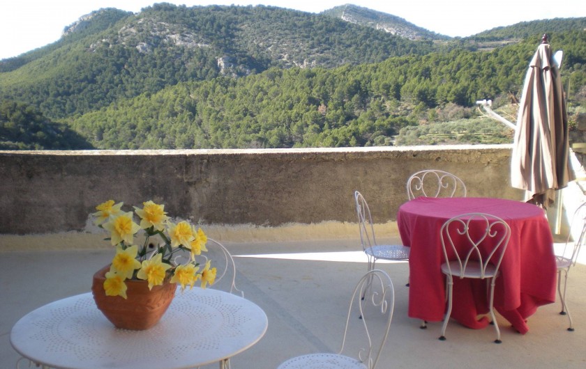 Location de vacances - Villa à Le Barroux - La terrasse ,tables bistrot 4 fauteuils 4 chaises parasol relaxes et barbecue. 