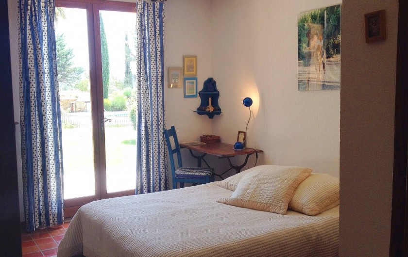 Location de vacances - Villa à Le Castellet - Chambre avec lit double donnant sur le jardin.