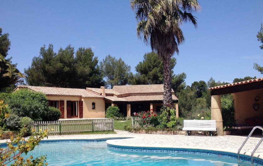 Location de vacances - Villa à Le Castellet - Espace piscine et pelouse