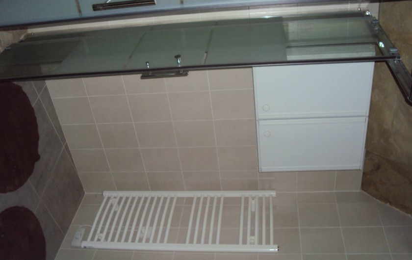 Location de vacances - Gîte à Dénezé-sous-Doué - salle de bain  avec douche italienne  et WC séparé