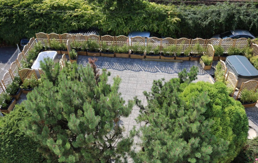 Location de vacances - Studio à Aix-les-Bains - la terrasse avec les spas (les bambous ont poussé depuis)