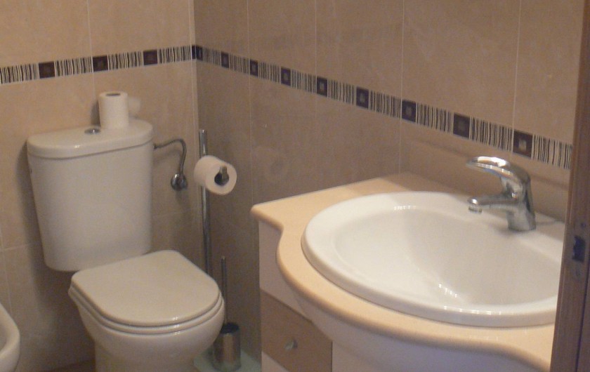 Location de vacances - Appartement à Sant Carles de la Ràpita - Salle de bain detail Grande baignoire, douche et wc
