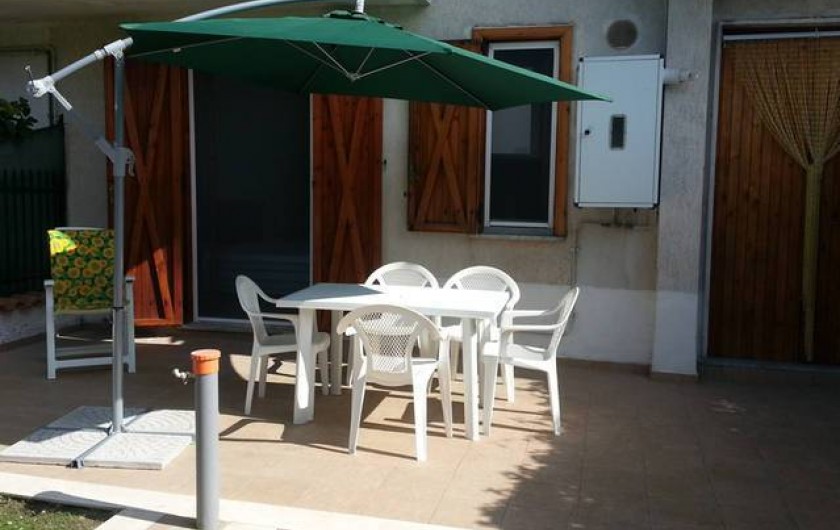 Location de vacances - Appartement à Agropoli - Jardin privé de la maison, avec parasol, table, chaises et barbecue