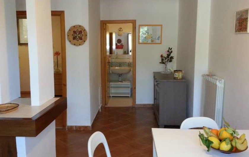 Location de vacances - Appartement à Agropoli - Vue sur le salon de la porte d'entrée; au fond, la salle de bain.