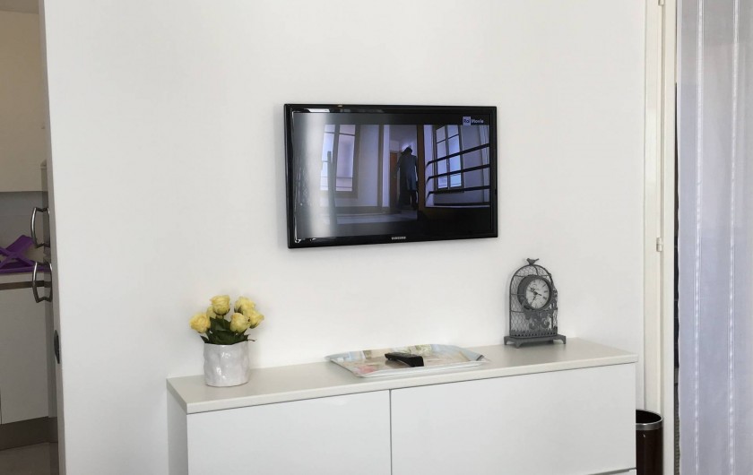 Location de vacances - Appartement à Bergame - meuble salle de séjour avec télévision et porte fenêtre