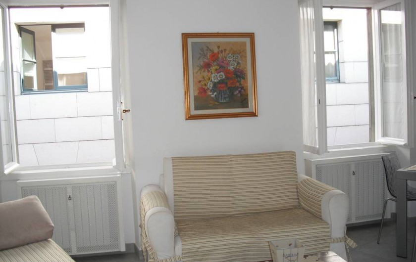 Location de vacances - Appartement à Bergame - divan salle de séjour 2 places avec 2 fenêtres.
