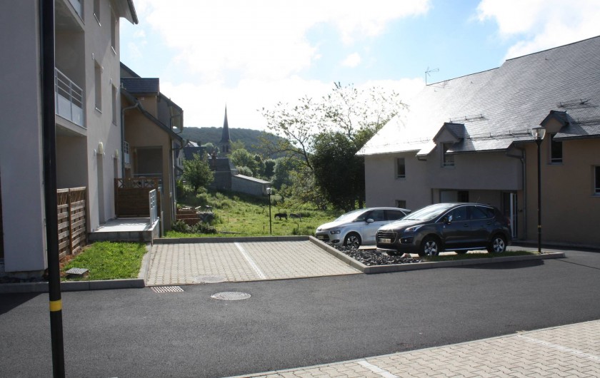 Location de vacances - Studio à Picherande - Vue sur le village entre bâtiments A & B à gauche et bâtiment C à droite