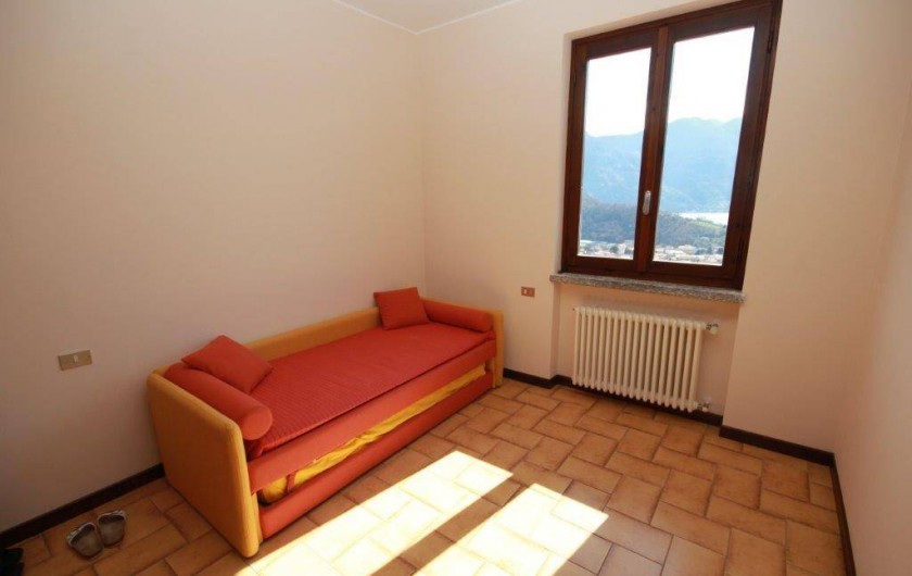 Location de vacances - Maison - Villa à Lenno - Chambre d'enfants avec canapé lit double / 2 lits simples + lits bébé