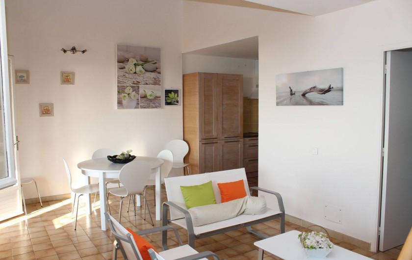 Location de vacances - Chambre d'hôtes à Porticcio - Séjour étage avec cuisine intégrée et salon