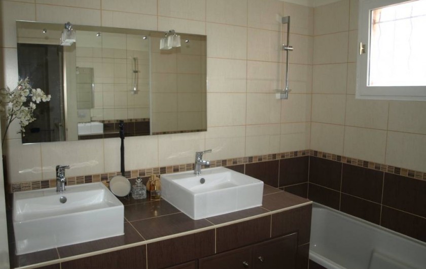 Location de vacances - Villa à Alleins - salle de bain  à l'étage