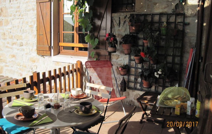 Location de vacances - Chambre d'hôtes à Pélussin - la terrasse pour le petit déjeuner à la belle saison