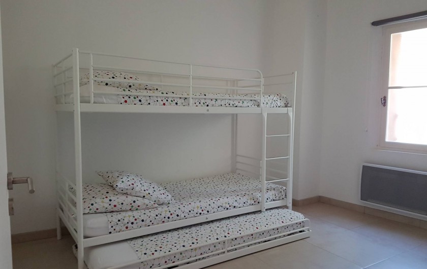Location de vacances - Mas à Lorgues - Chambre 1 avec lit superposé et lit -tiroir