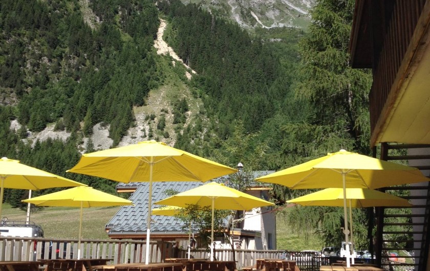 Location de vacances - Chalet à Pralognan-la-Vanoise - Terrasse parasols montagne été