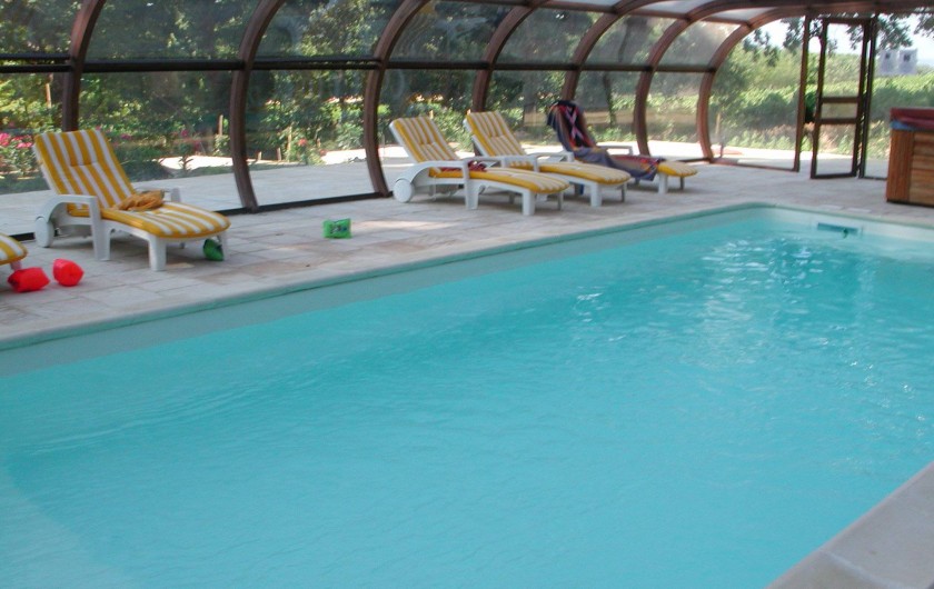 Location de vacances - Appartement à Bollène - piscine couverte , pour baignades à toutes heures et le soir - idéal pour petits