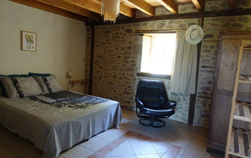 Location de vacances - Gîte à Lacam-d'Ourcet - Chambre avec la salle de bain. Nouveau lit (boxspring) 160x200 cm.