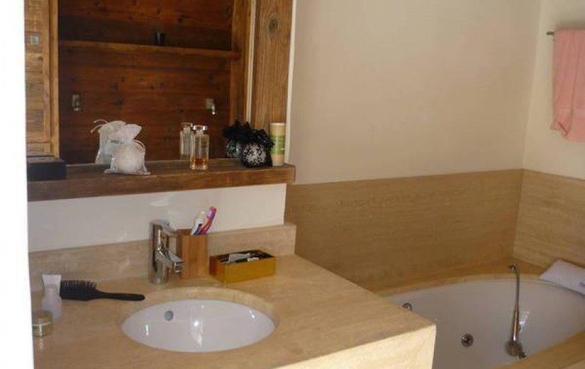 Location de vacances - Appartement à Chamonix-Mont-Blanc - salle de bain balneo dans chambre parental