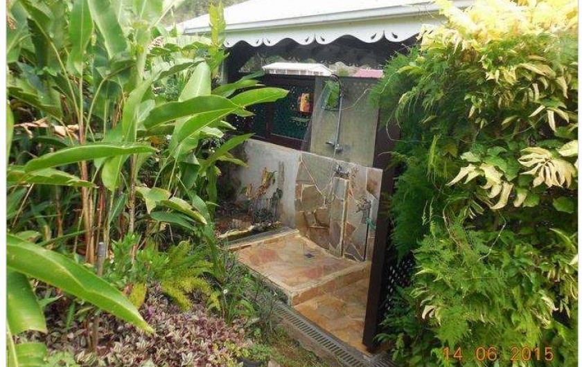 Location de vacances - Villa à Le Marin - espace douche extérieur eau chaude froide intime jouxtant le carbet