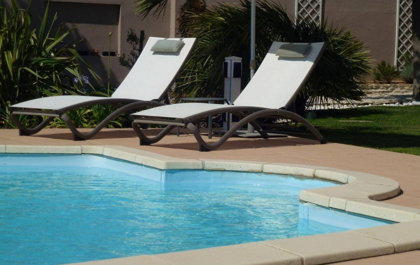 Location de vacances - Villa à La Palme - les transats sous les parasols face à la mer