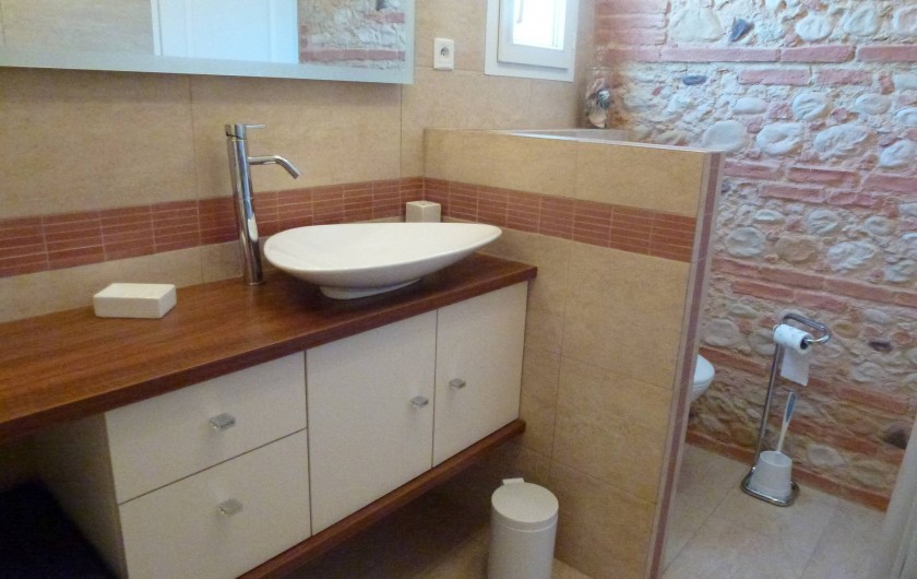 Location de vacances - Villa à La Palme - vasque et wc dans la salle d'eau