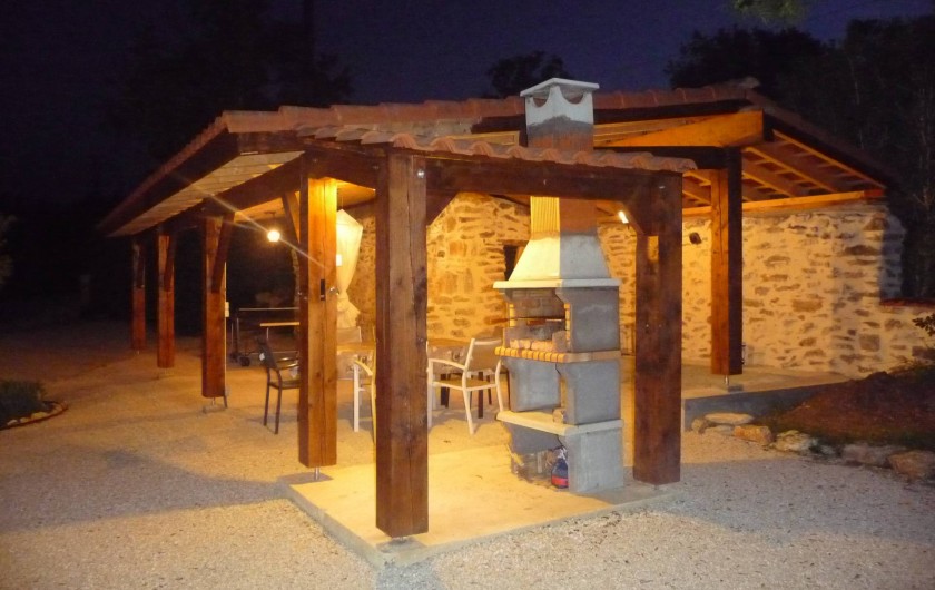 Location de vacances - Villa à Cahors - Appentis de nuit, avec barbecue couvert.