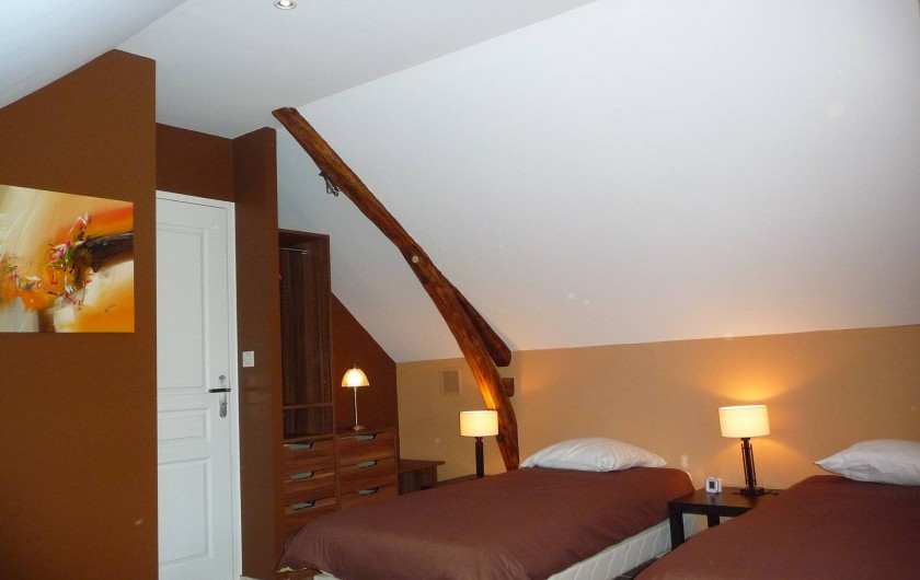 Location de vacances - Villa à Cahors - Chambre avec 2 lits en 90, TV, DVD , jeux pour les enfants .