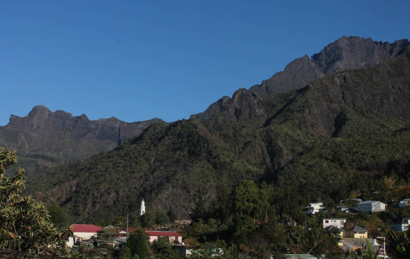 Location de vacances - Chalet à Cilaos - vue sur montagne et rempart