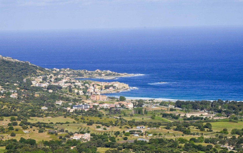 Location de vacances - Villa à Aregno - Plage d'Arégno et le village d'Algajola