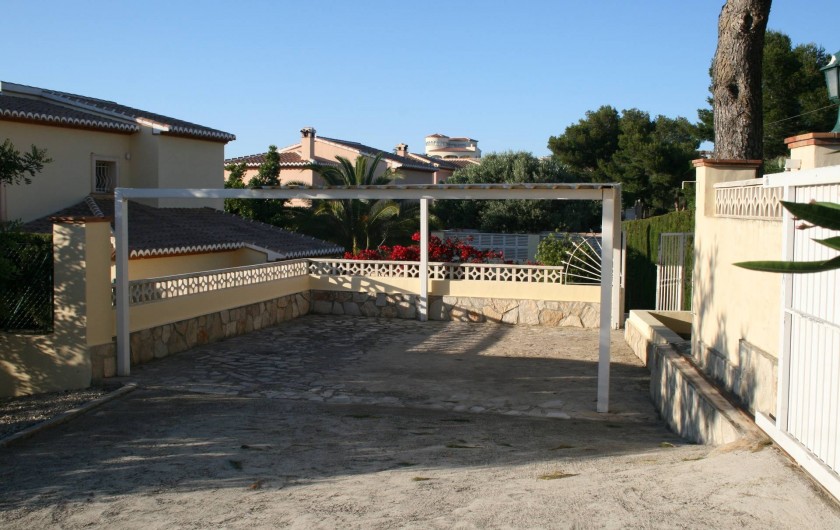 Location de vacances - Villa à Xàbia - Couvert pour 2 Voitures à l'intérieur de la propriété