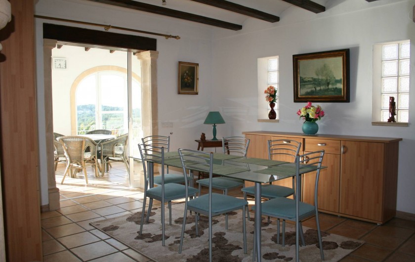 Location de vacances - Villa à Xàbia - Séjour en enfilade avec la cuisine, la véranda et communiquant avec le salon.