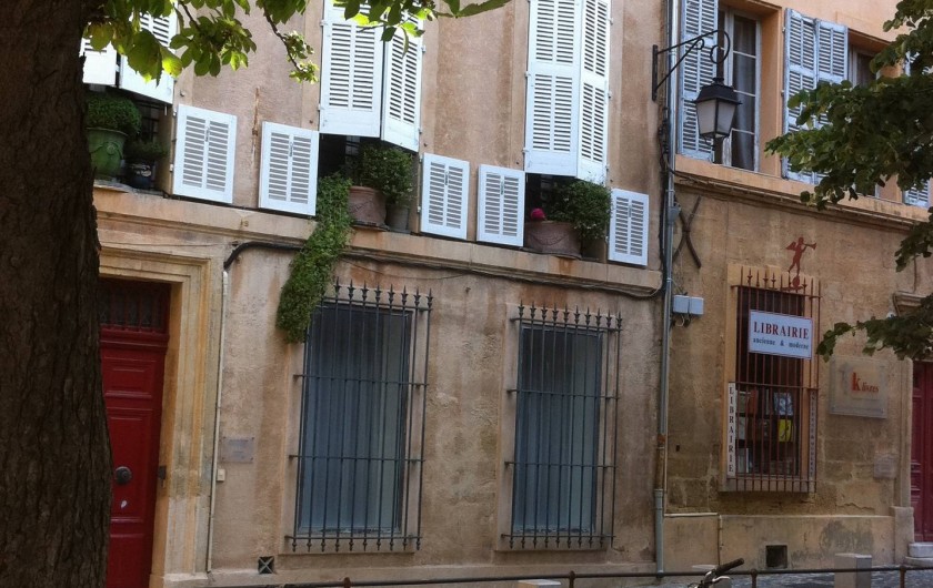 Location de vacances - Studio à Aix-en-Provence - A proximité station de bus, taxis, gare routière et gare Sncf.