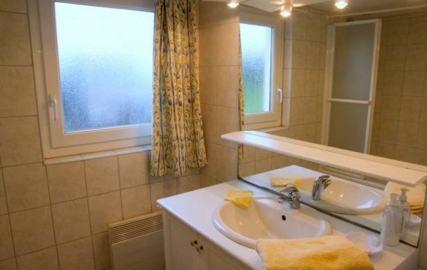 Location de vacances - Maison - Villa à Plouider - salle de bain avec baignoire