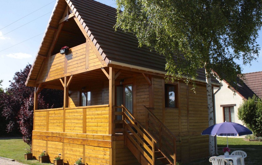 Location de vacances - Chambre d'hôtes à Poses - Le chalet avec sa terrasse couverte son balcon.