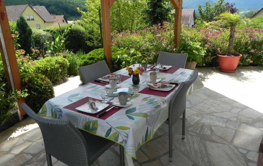 Location de vacances - Chambre d'hôtes à Saint-Pierre-Bois - petit déjeuner en table d'été