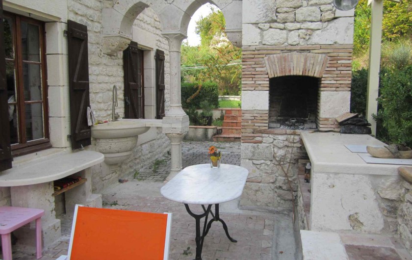 Location de vacances - Gîte à Valprionde - La terrasse avec l'évier extérieur et le barbecue