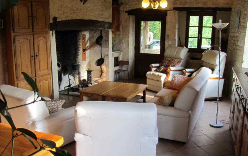 Location de vacances - Gîte à Valprionde - Le salon et son cantou, cheminée quercynoise