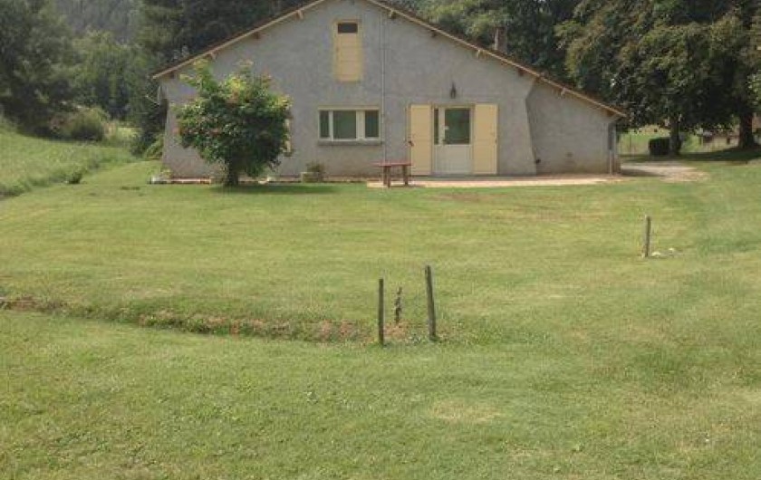 Location de vacances - Gîte à Auriac-du-Périgord - Arrière de la maison avec espace vert (500m2) tondu et disponible.