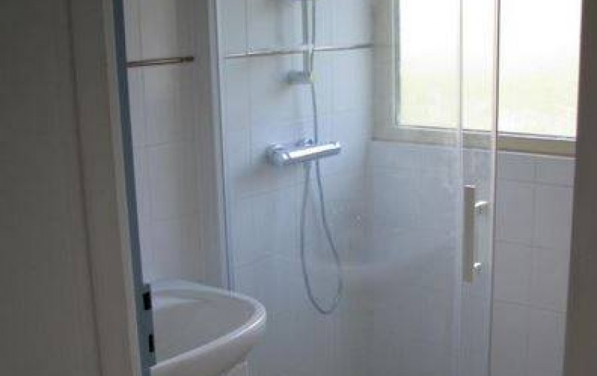 Location de vacances - Gîte à Auriac-du-Périgord - Salle de bain , douche à l'italienne et lavabo