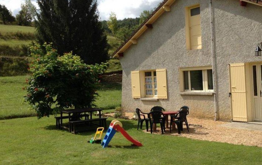 Location de vacances - Gîte à Auriac-du-Périgord - Arrière de la maison. Toboggan pour enfant de - de 3 ans.