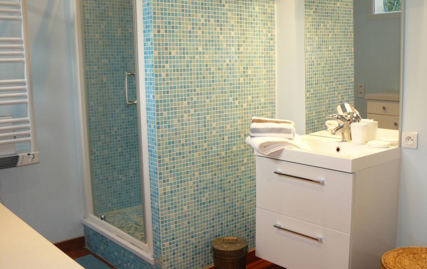 Location de vacances - Maison - Villa à Neuville-lès-Dieppe - La salle de douche de la chambre "Mer"