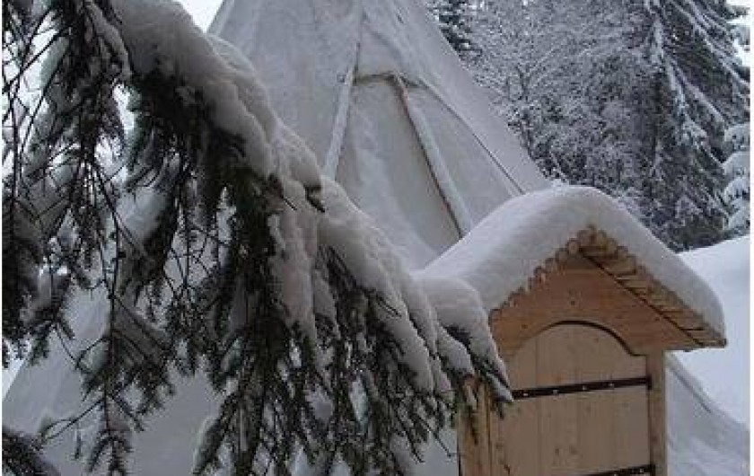 Location de vacances - Tipi à Mont-Saxonnex - Une ambiance féérique avec la neige qui recouvre les toiles des tentes Altipik