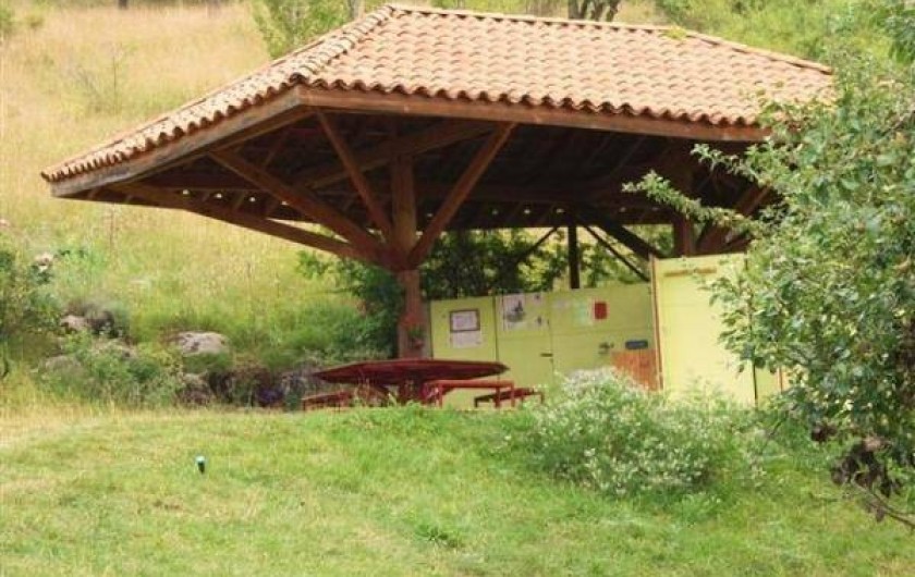 Location de vacances - Camping à Éourres - Sanitaires communs, frigidaire, douches, WC