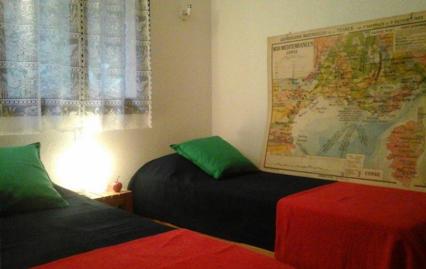 Location de vacances - Maison - Villa à Ajaccio - Chambre au rez de chaussé, comprenant deux lits simples