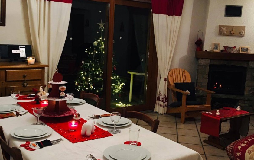 Location de vacances - Chalet à Arêches - Noël au chalet avec son sapin eclairé sur la terrasse