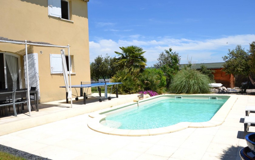 Location de vacances - Villa à Aix-en-Provence - Vue de la villa et de la piscine - Photo prise côté Sud-Ouest